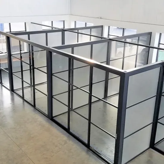 Open space со стеклянными переговорными совмещает открытость и места для тишины